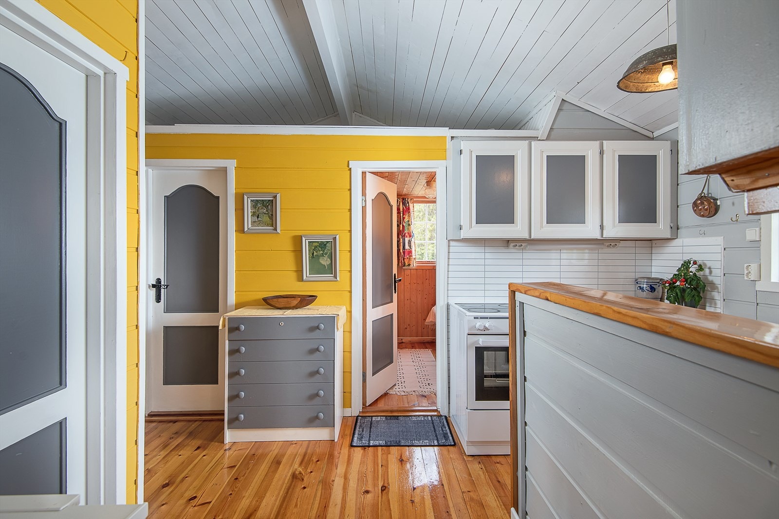 Det er hems over soverommene, innredet med sengeplasser. Galleribilde