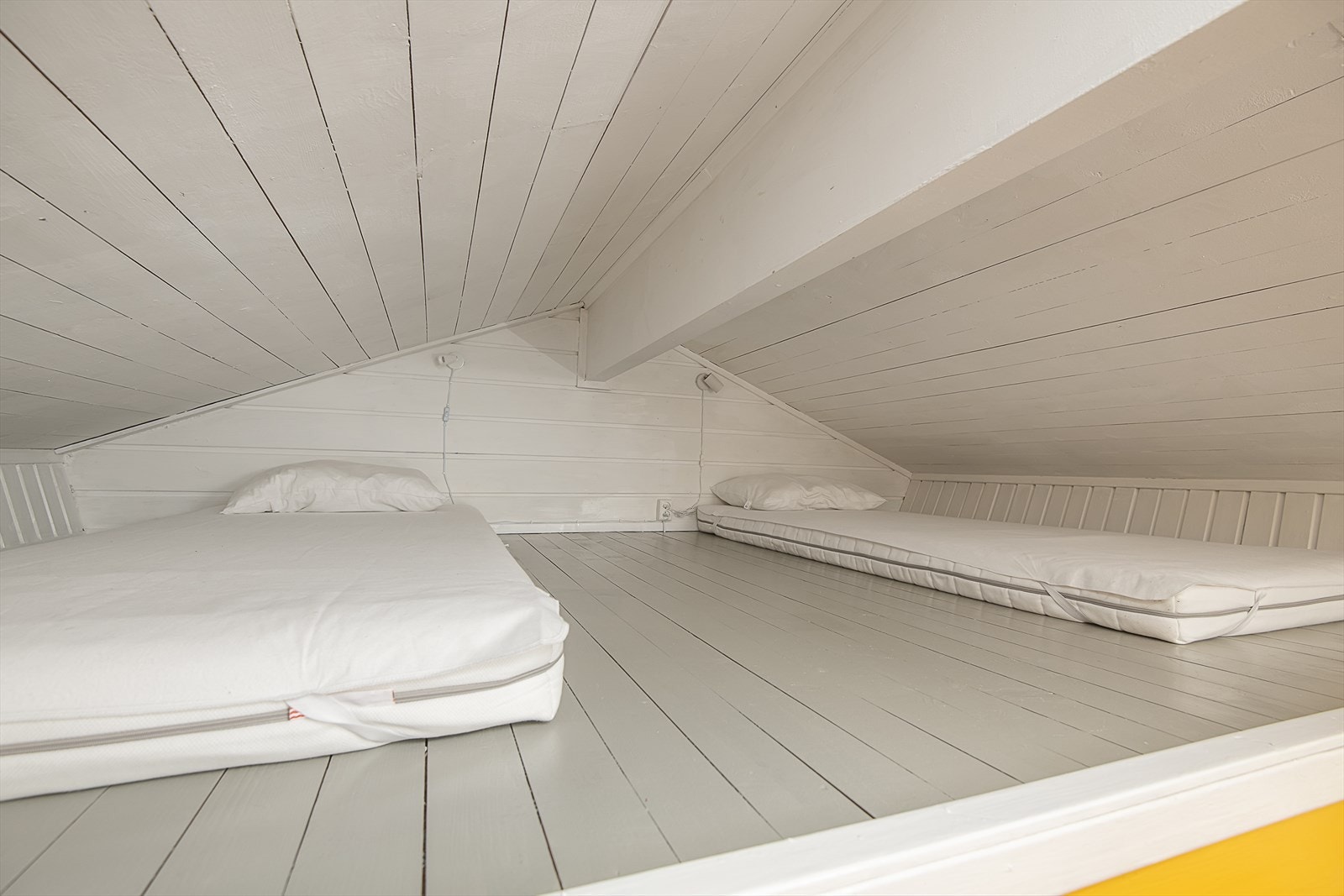 I tillegg har hytta en hyggelig hems som er innredet med ekstra sengeplasser. Galleribilde