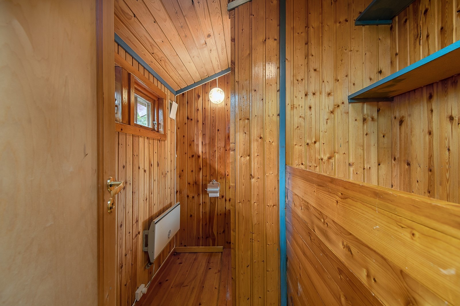 Do-rommet ligger innenfor den innvendige boden og har en tradisjonell hytte-do. Galleribilde