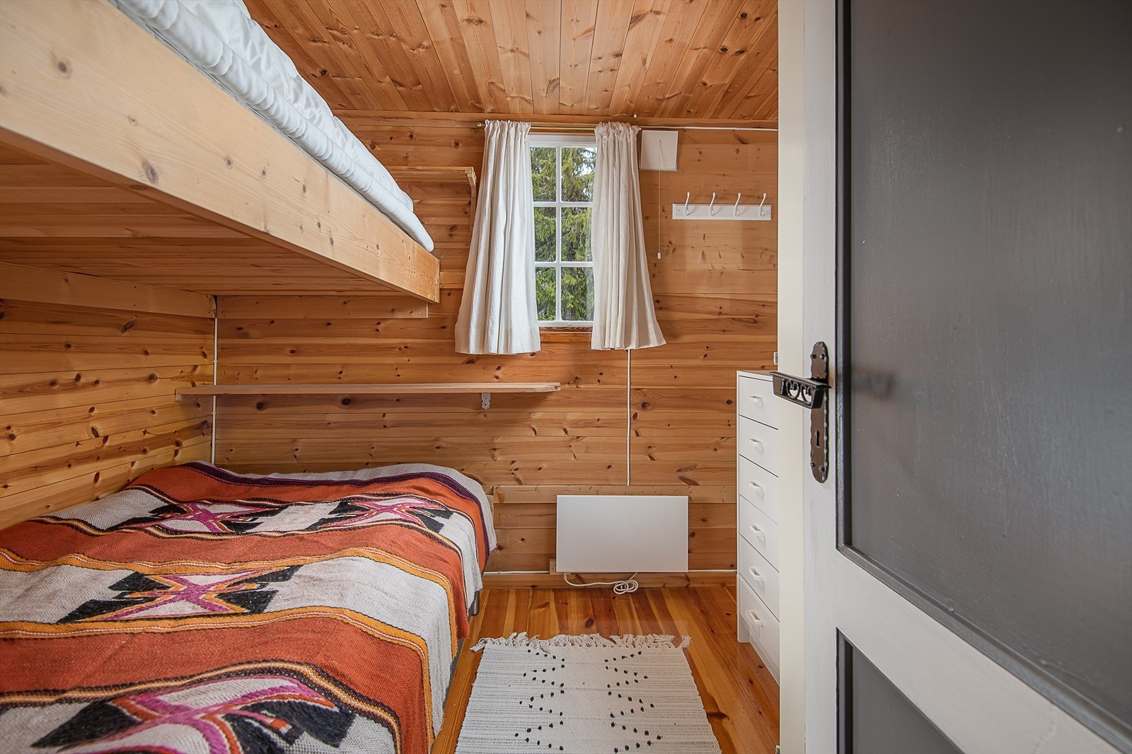 Begge rommene er kledd med panel på vegger og tak og har lakkerte tregulv. Galleribilde