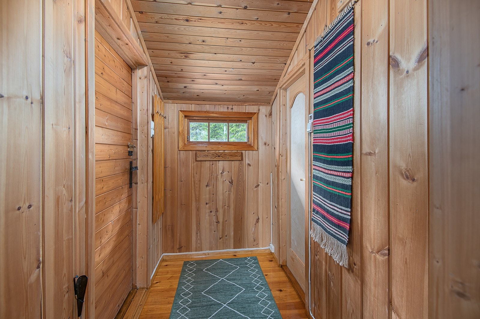 Fra overbygget inngangsparti kommer man inn i en gang med direkte adkomst til bod med eget do-rom. Galleribilde