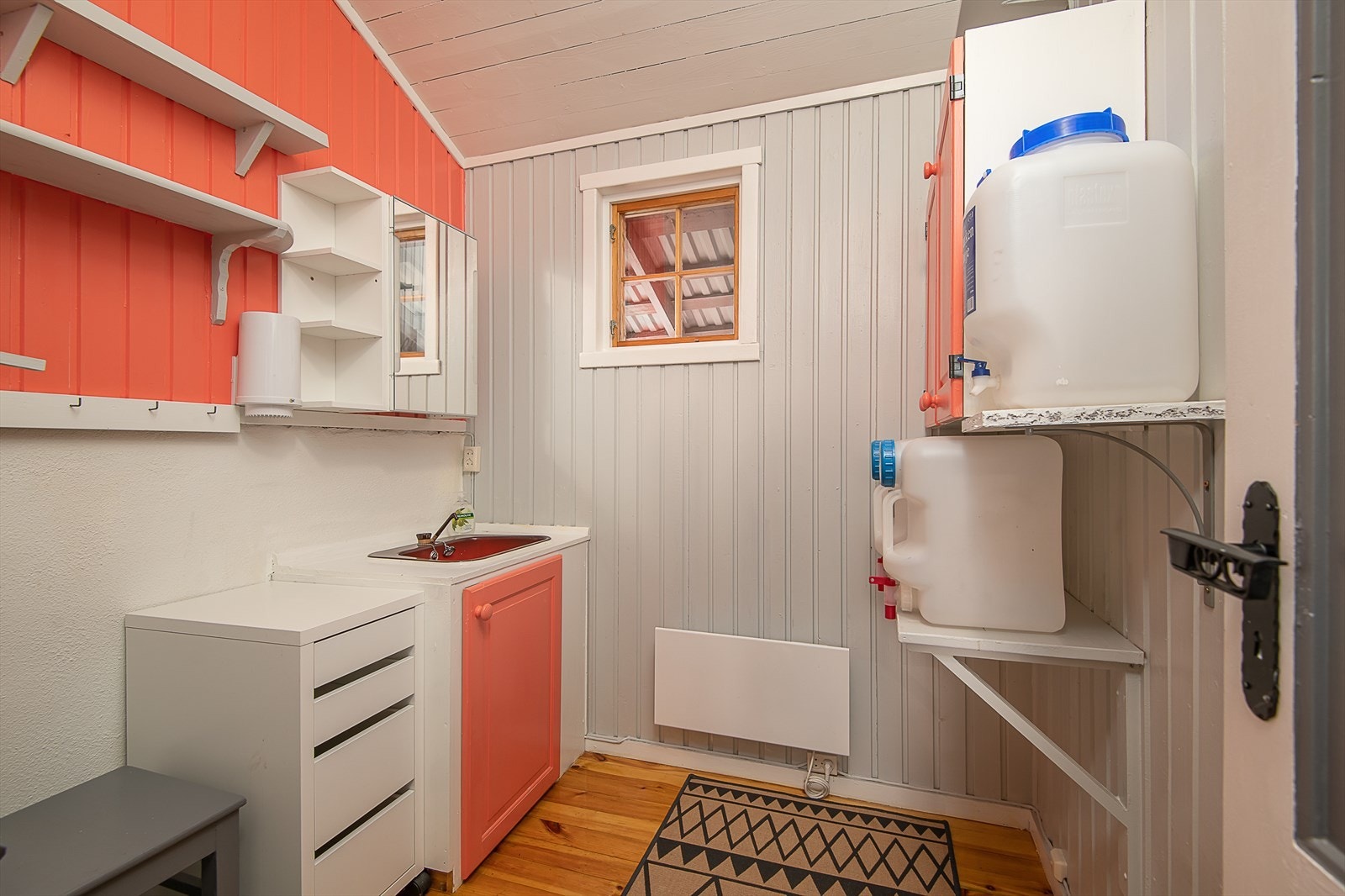 Hytta har et vaskerom som er innredet med speilskap og plassbygget skap med vaskekum med utløp til terreng. Galleribilde