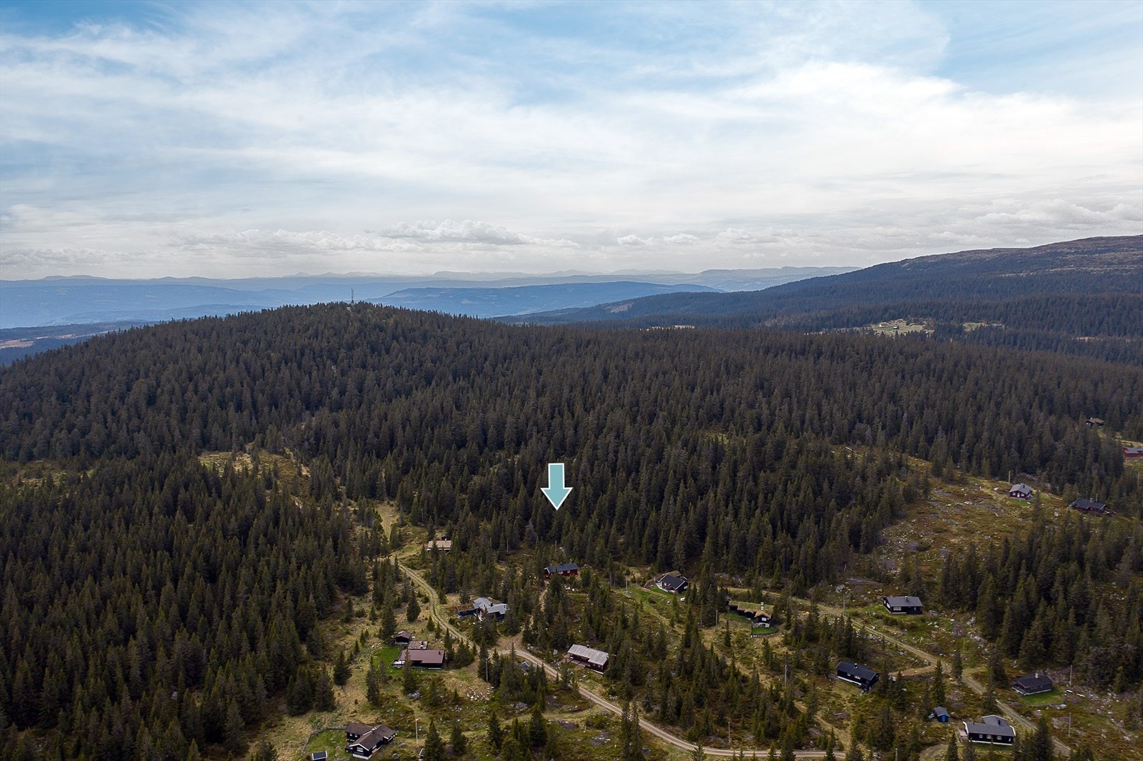 Hytta ligger usjenert til, innerst i hyttevegen. Galleribilde