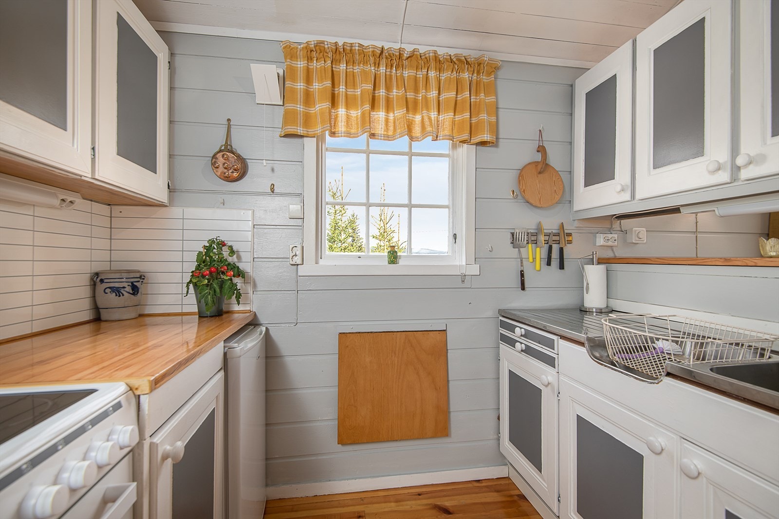 Kjøkkenet består av overskap og underskap på to sider. Galleribilde