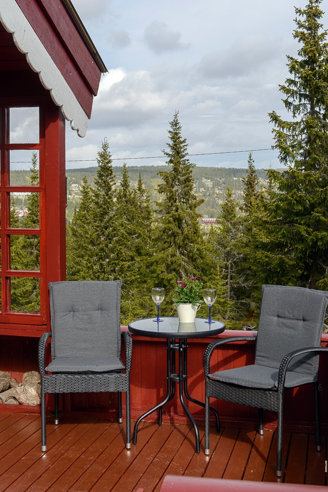 Fra uteplassen er det lite innsyn og pen utsikt mot bl.a. Nordseter "sentrum". Galleribilde