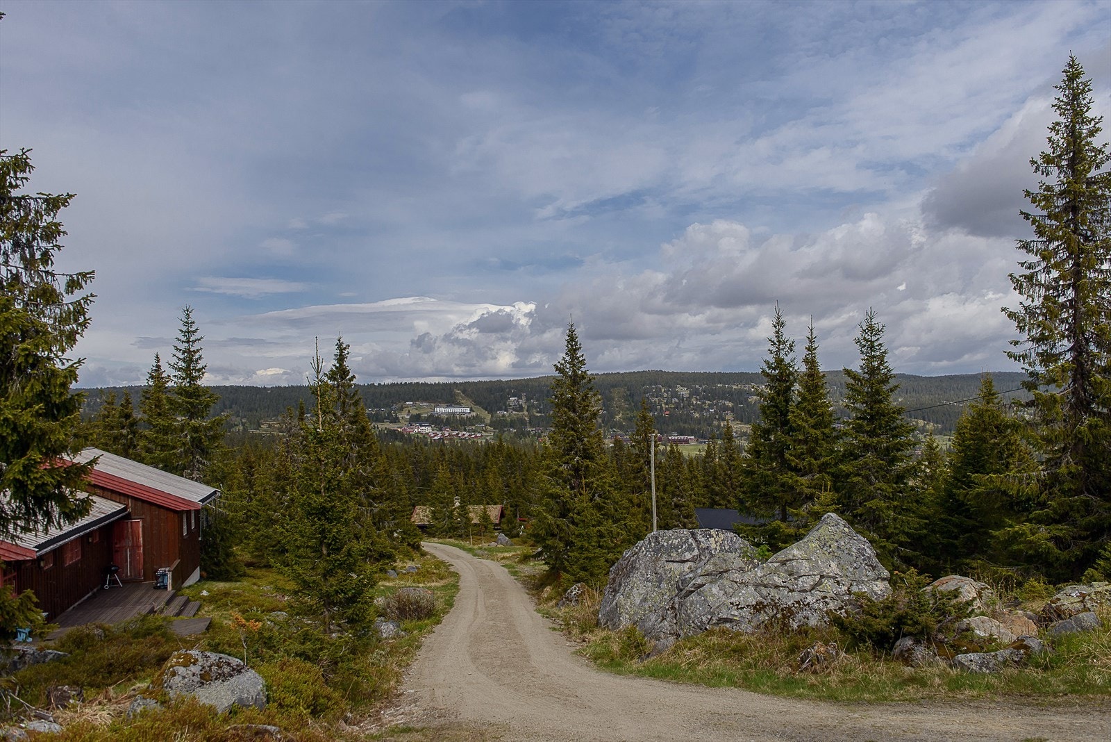 Det er bilvei helt frem til hytteveggen på sommerstid. Galleribilde