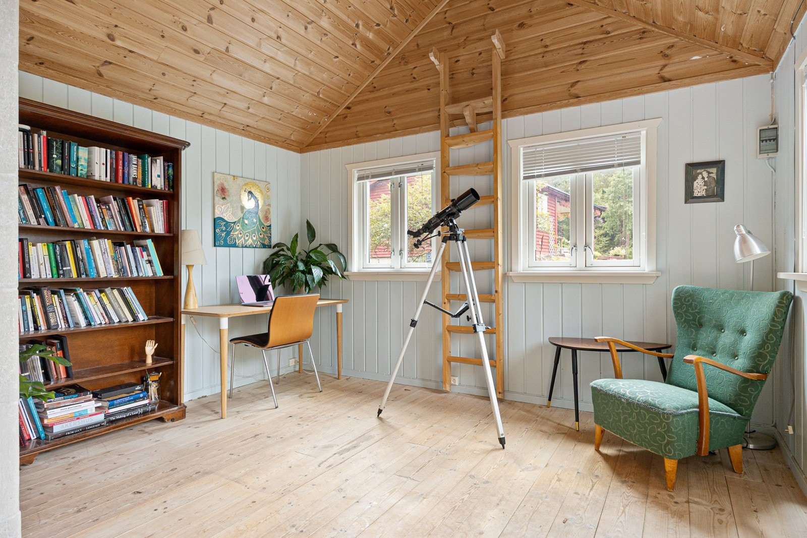 Det er flere møbleringsmuligheter i annekset med god plass seng, skrivepult, sofa og annet møblement. Galleribilde