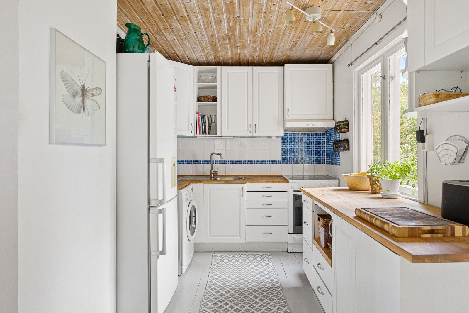 Det er god lagringsplass i skuffer og skap. Galleribilde