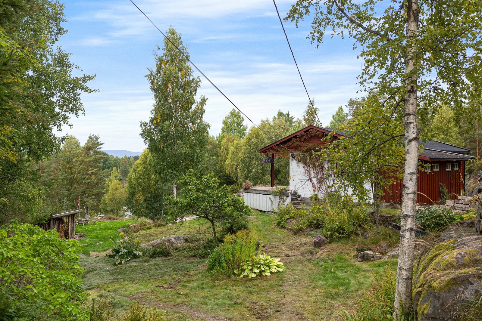 Stille, fredelig og fantastisk fritidseiendom, beliggende i rolige, idylliske og naturskjønne omgivelser. Galleribilde