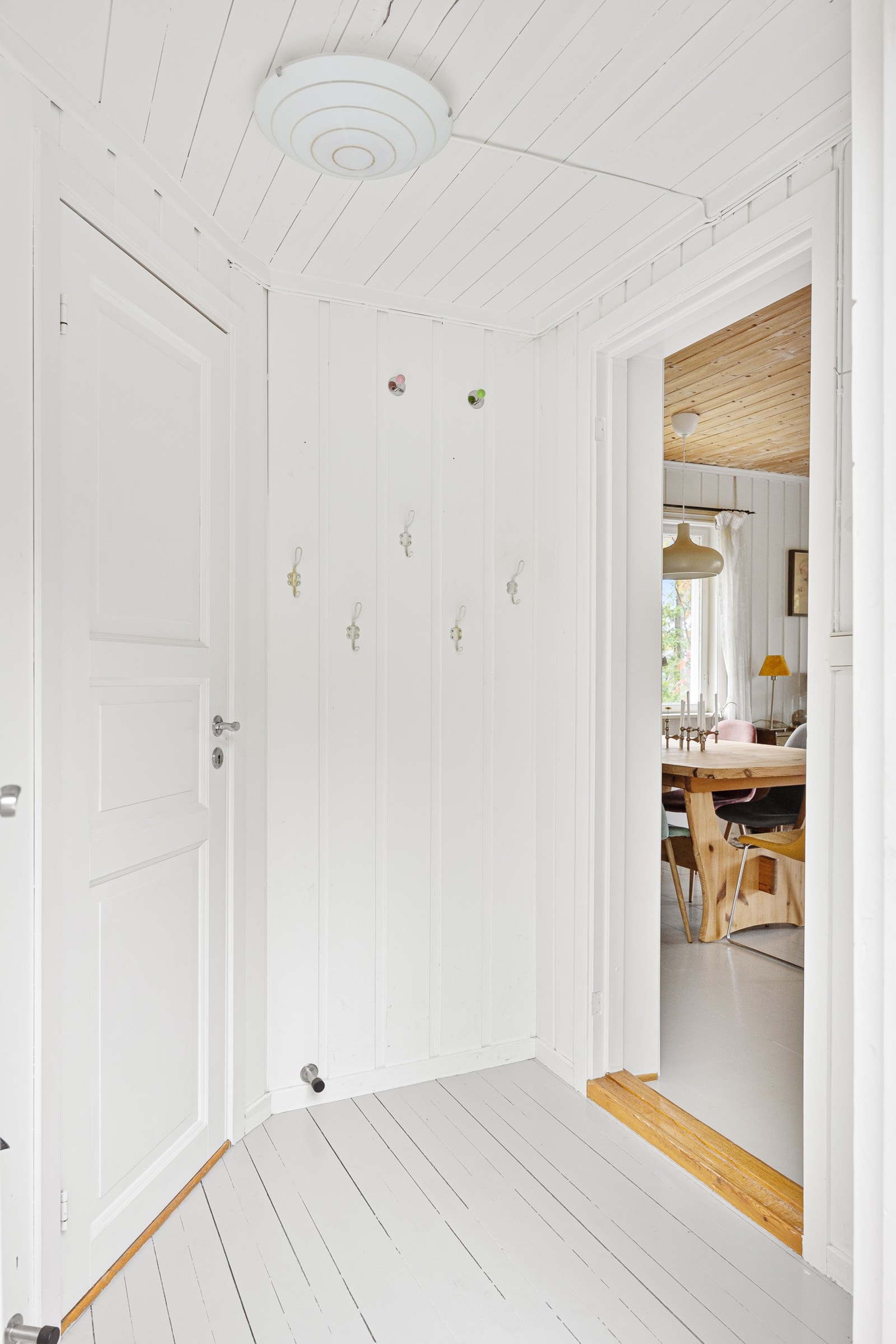 Gang med lysmalte overflater. Galleribilde