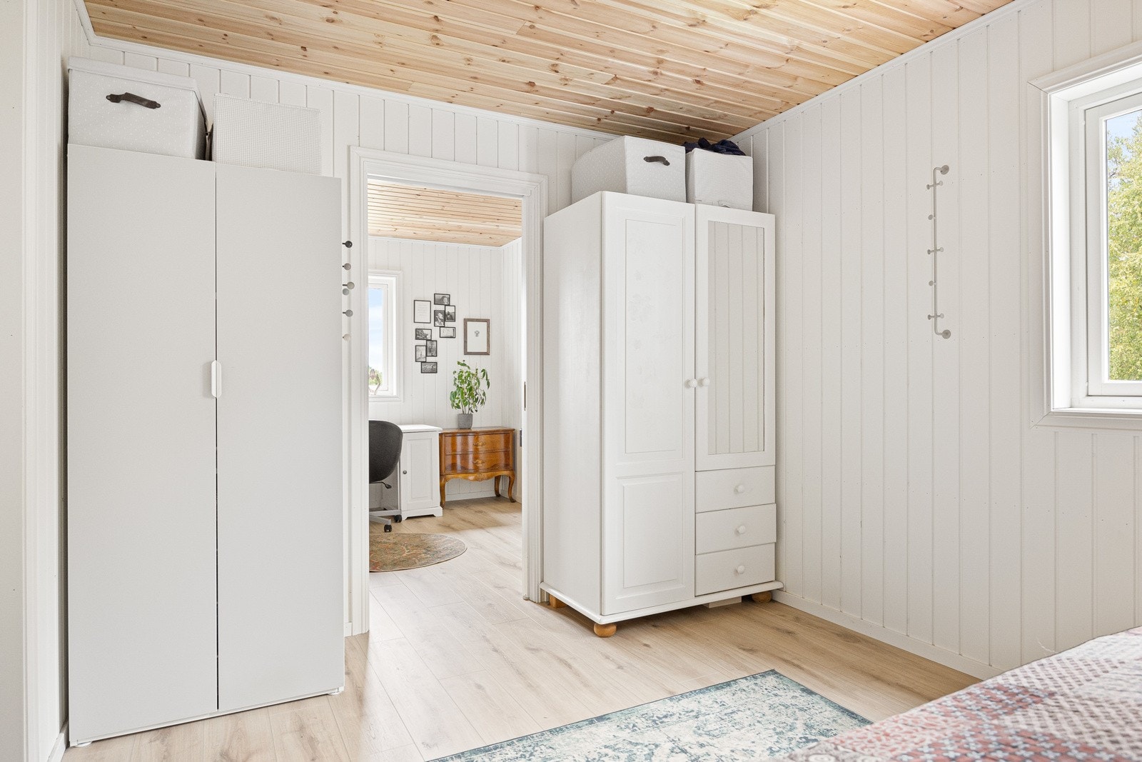 God lagringsplass i garderobeskapene. Galleribilde