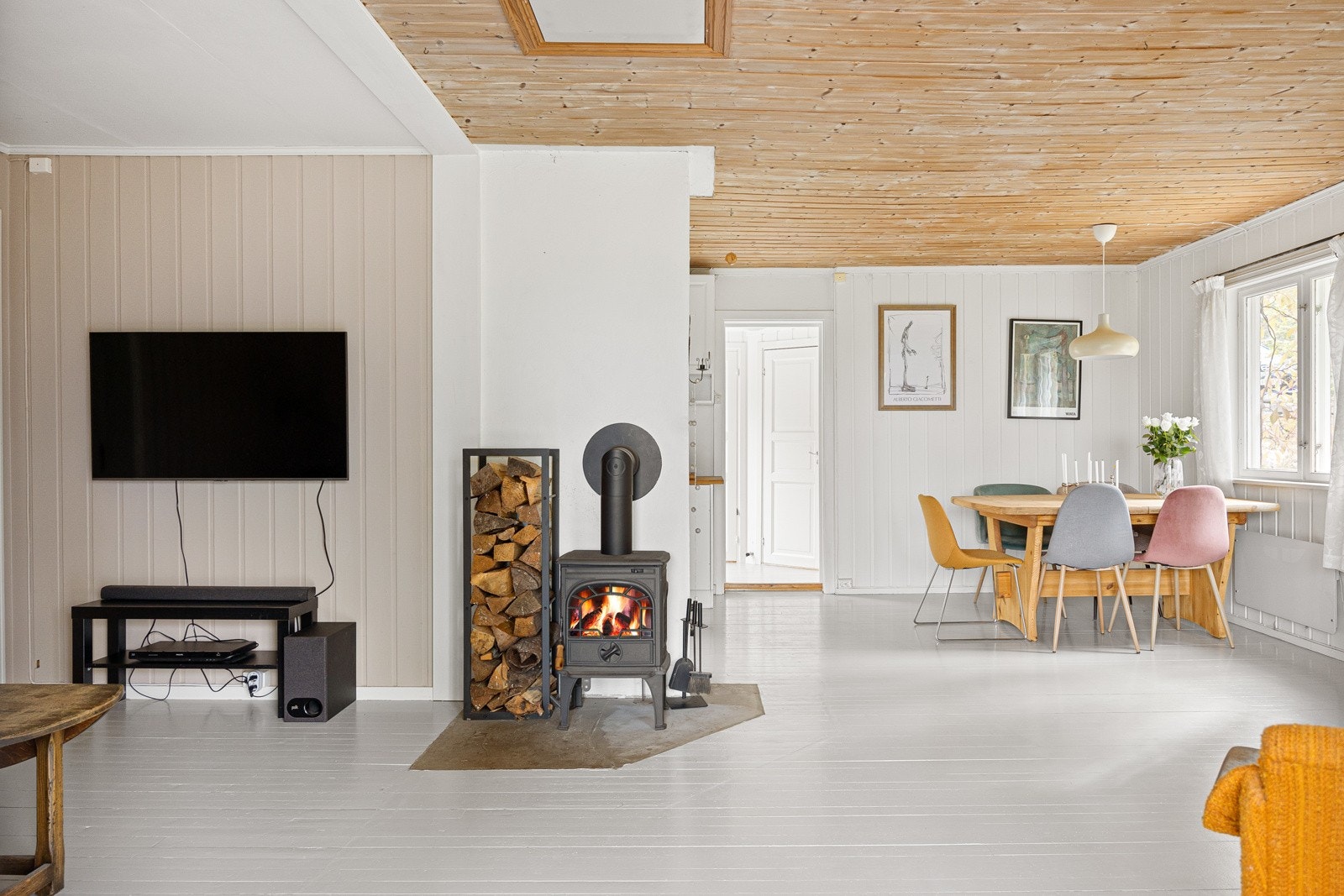 Stor og lys stue med peisovn og god plass til flere sittegrupper. Galleribilde