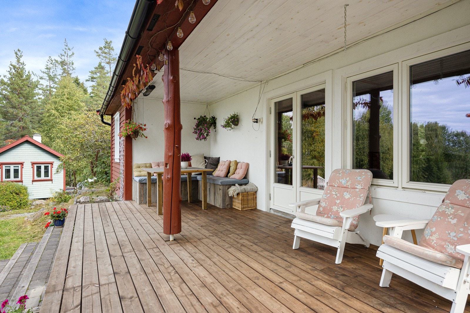 Stor, overbygget terrasse på 24m² med god plass til utemøbler. Galleribilde