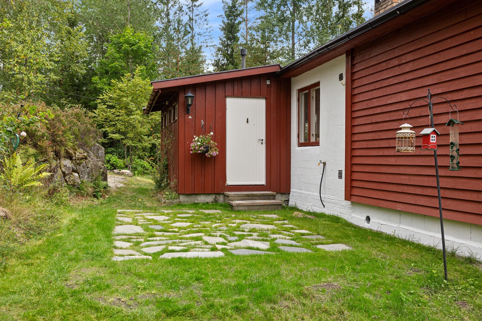 Hellelagt inngangsparti med morgensol. Galleribilde