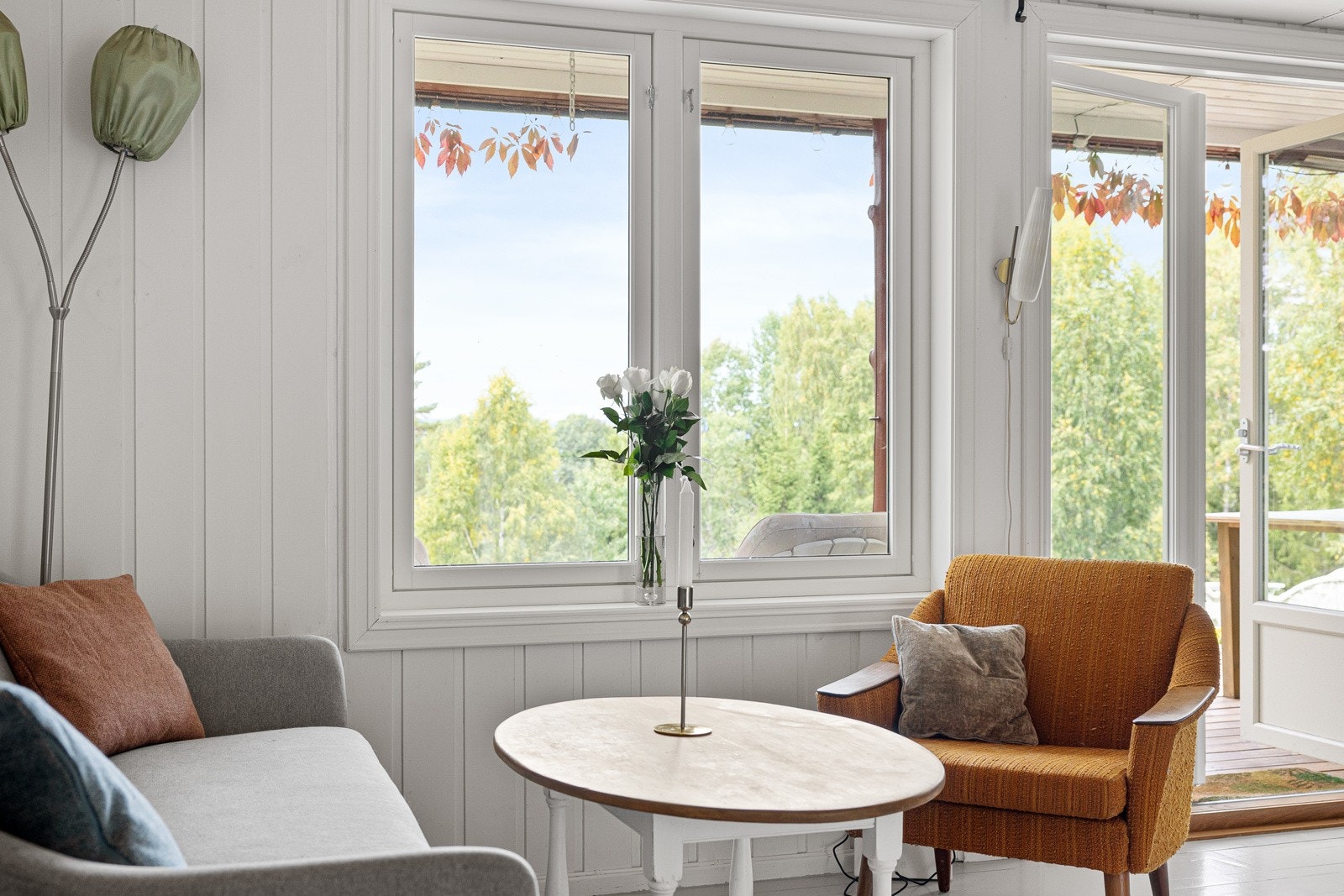 Flott utsyn til naturskjønne omgivelser. Utgang til terrasse. Galleribilde