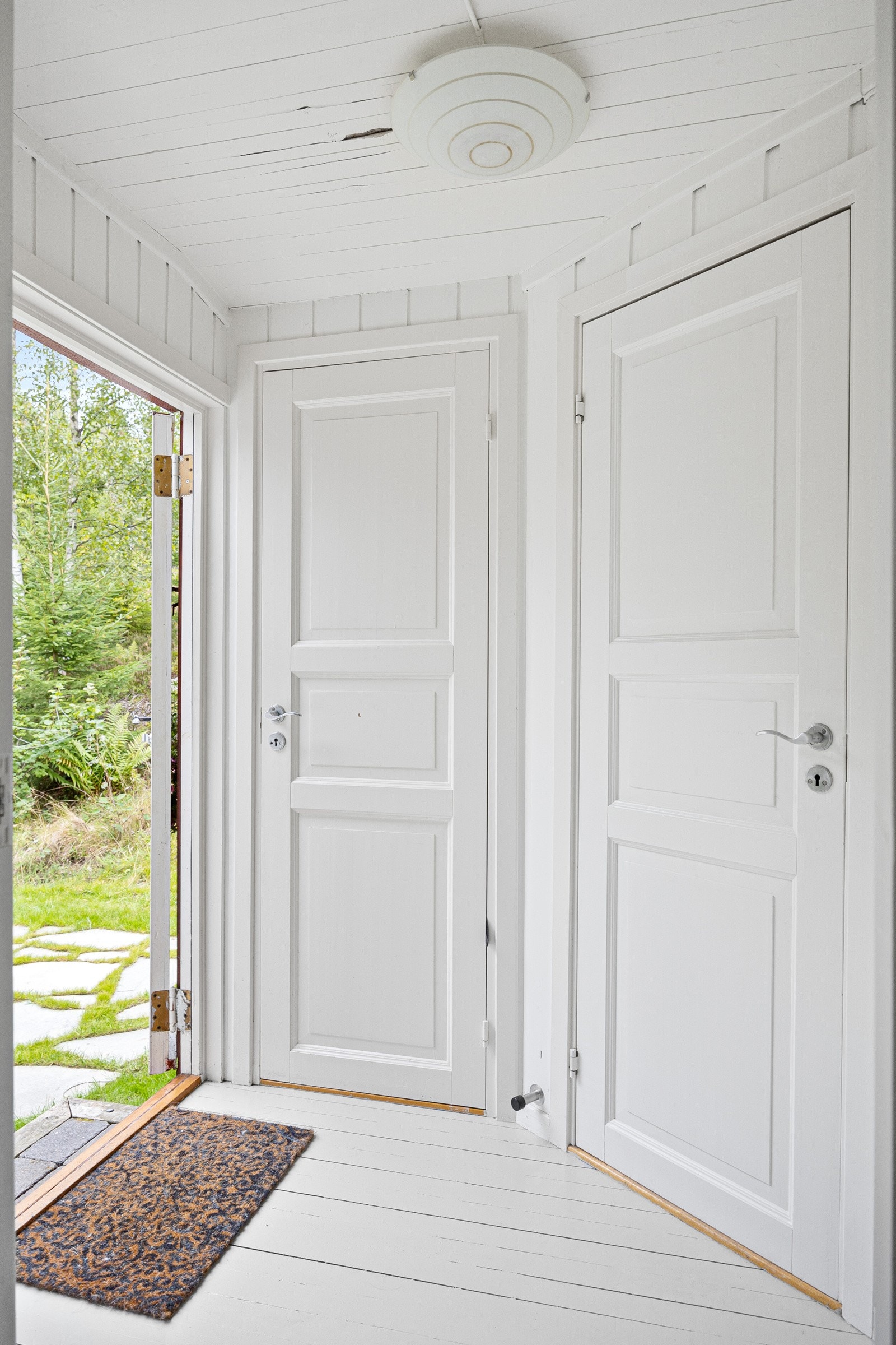 Gang med ytterdør i tre. Galleribilde