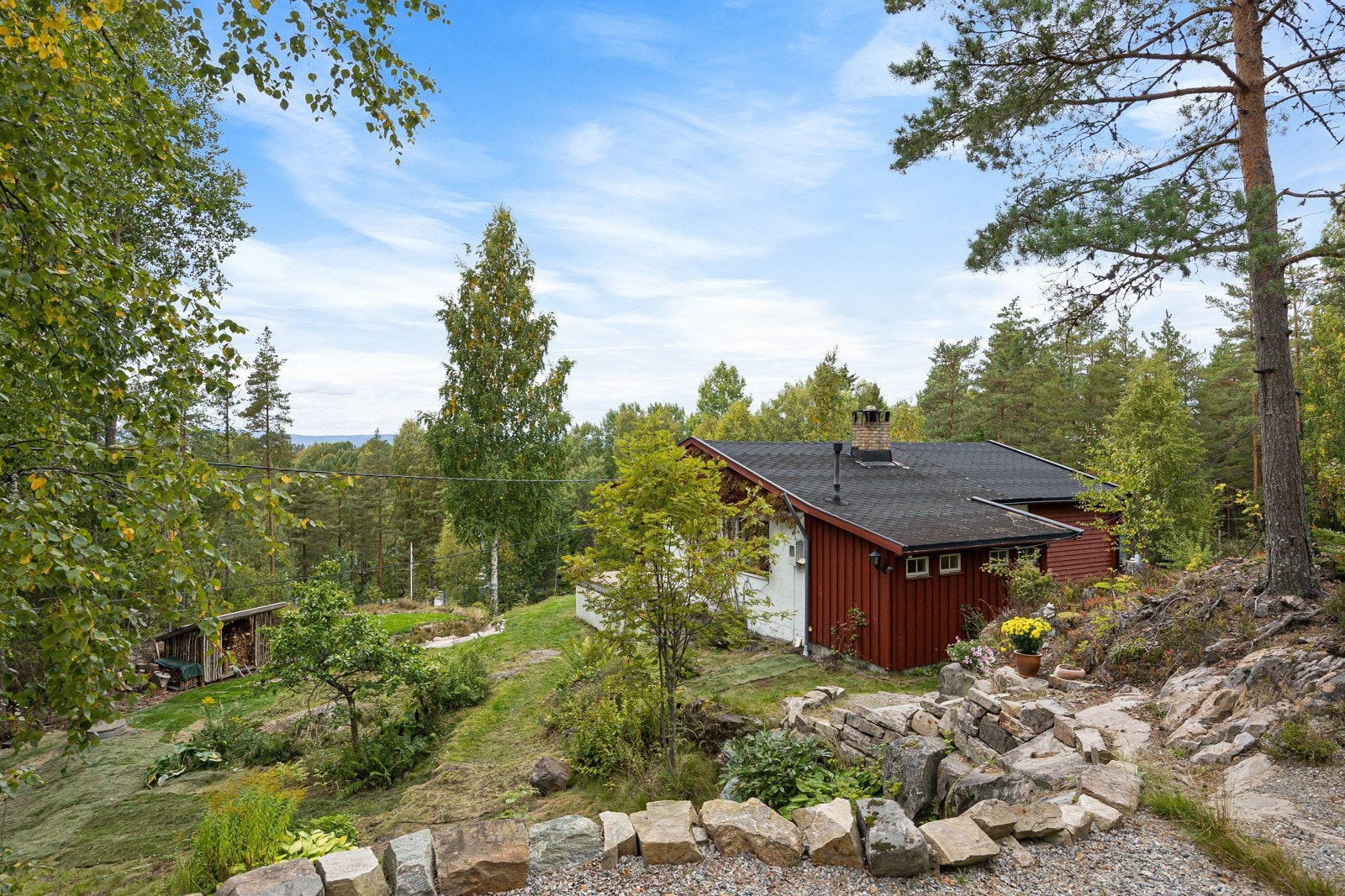 Naturtomten på 2561m² er frodig og full av store vakre trær som gir liv og skygge, samt frukttrær, busker, stier og grønnsakshage. Galleribilde