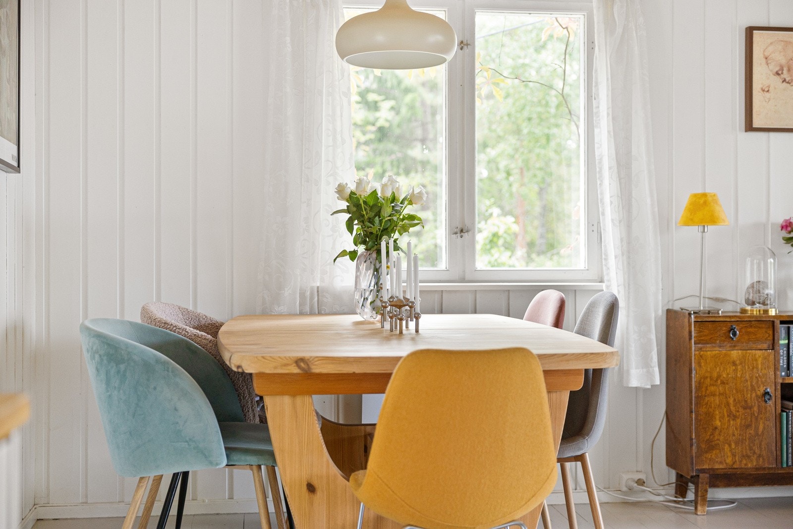 Spiseplass ved vinduet. Galleribilde