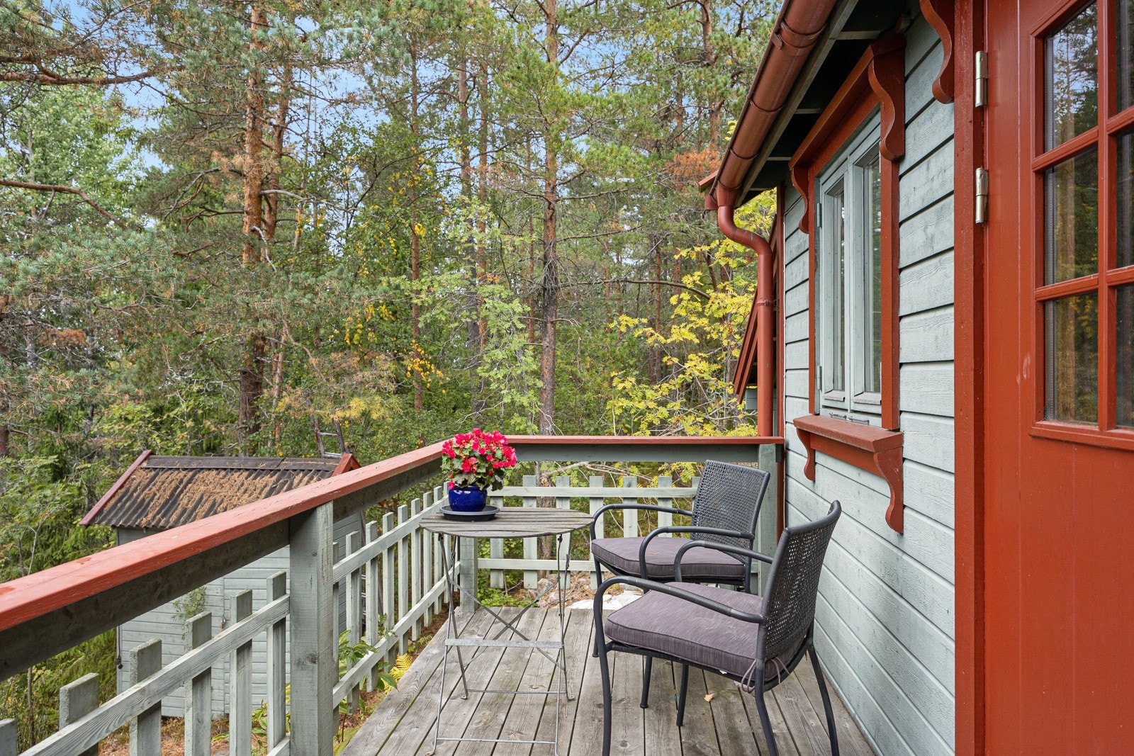 Nordvestvendt veranda på ca. 6m² ved inngangspartiet til annekset. Galleribilde