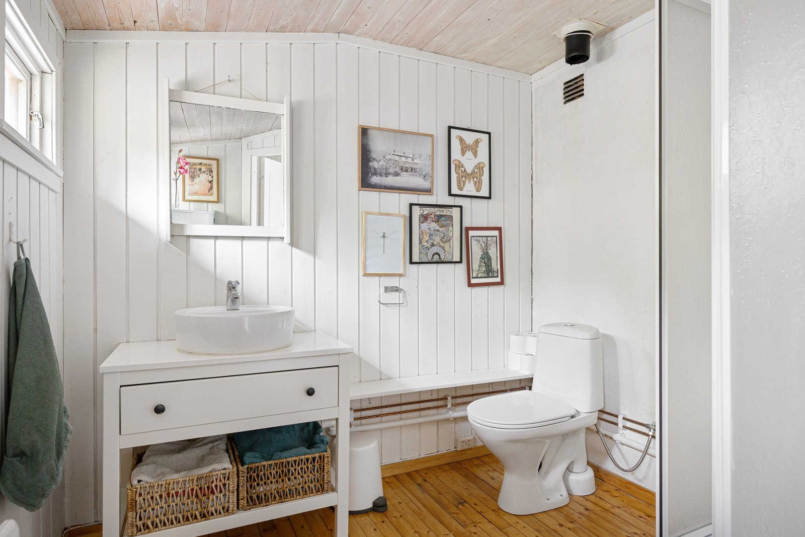 Servant med benkeskap, dusjkabinett og forbrenningstoalett. Selger har installert WC. Galleribilde