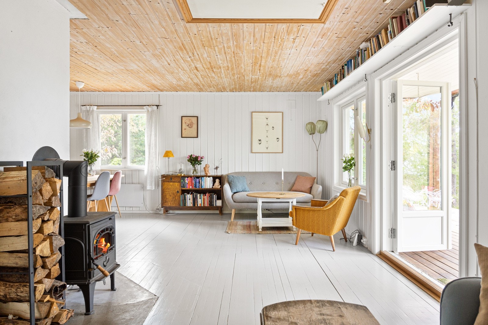 Stuen har peis, lysmalte overflater og god plass til flere sittegrupper. Galleribilde