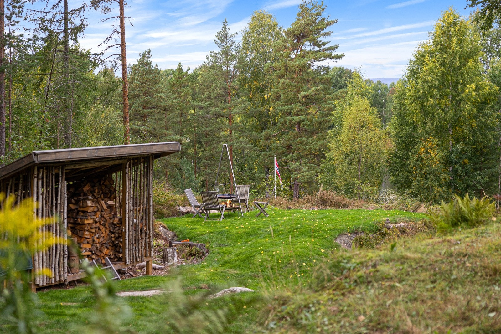 Naturtomten på 2561m² er frodig og full av store vakre trær som gir liv og skygge, samt frukttrær, busker, stier og grønnsakshage. Galleribilde