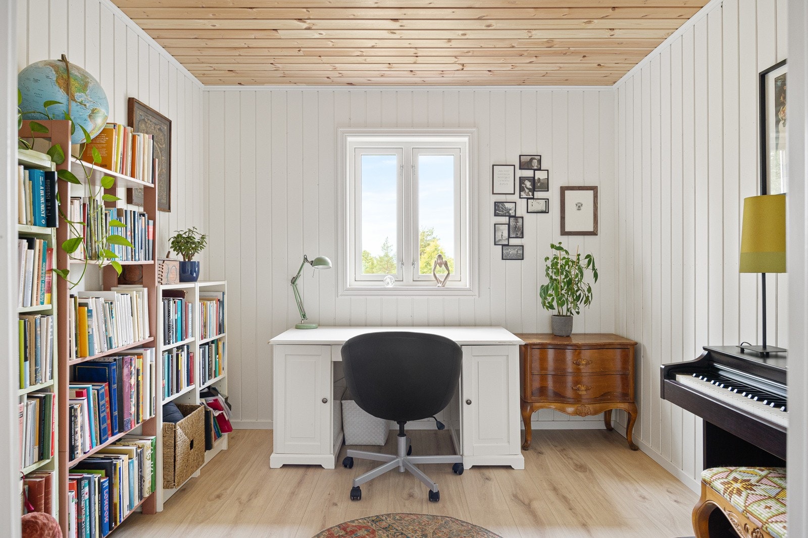 Kontor med lysmalte overflater. Galleribilde