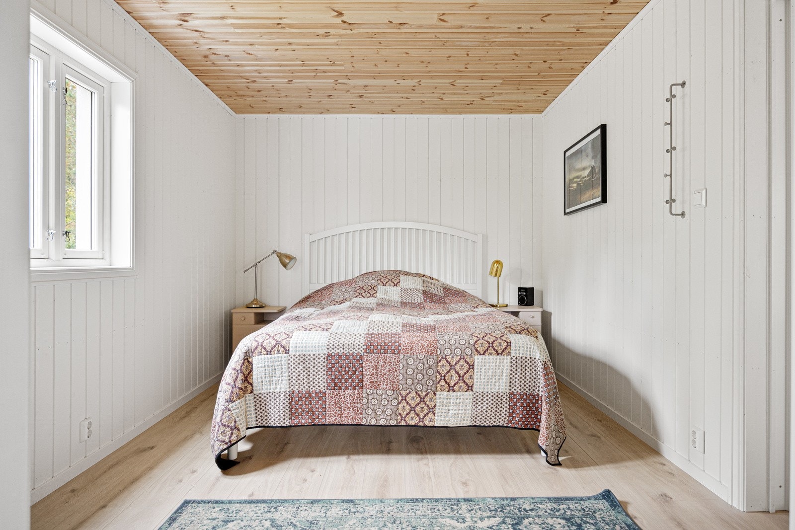 Stort soverom med god plass til dobbeltseng og nattbord. Vinduer med tolags isolerglass fra 2021. Galleribilde