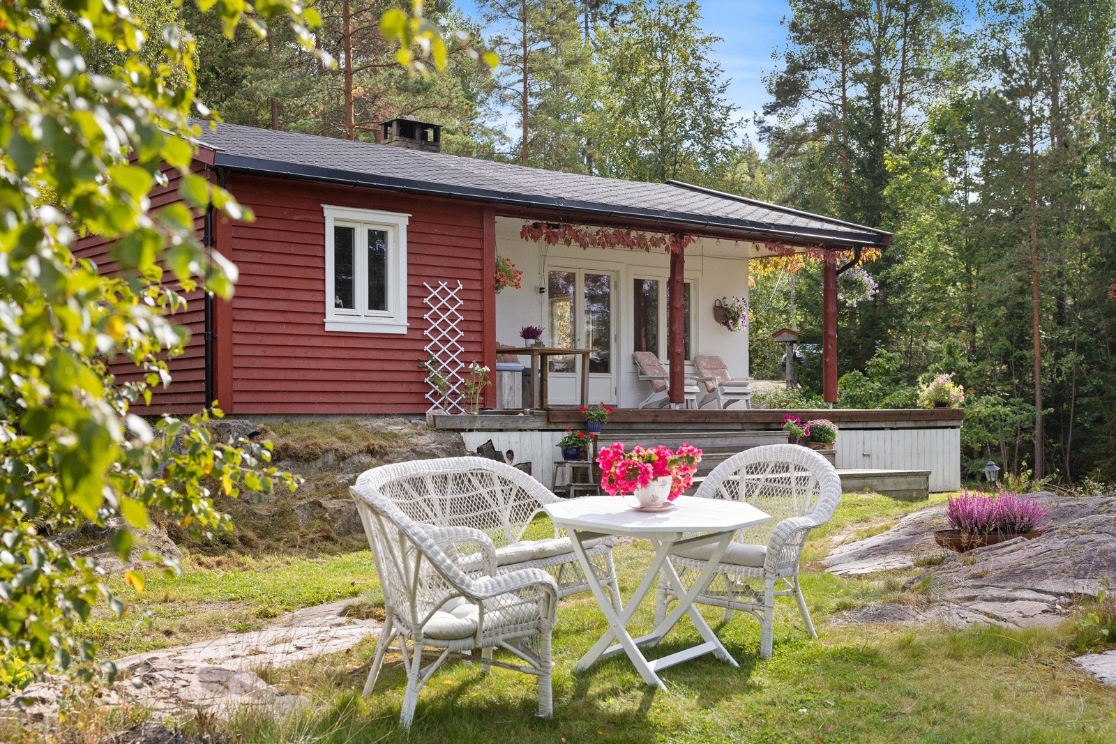 Hyggelig, skjermet hytte med tilbygg og flere solrike uteplasser. Galleribilde