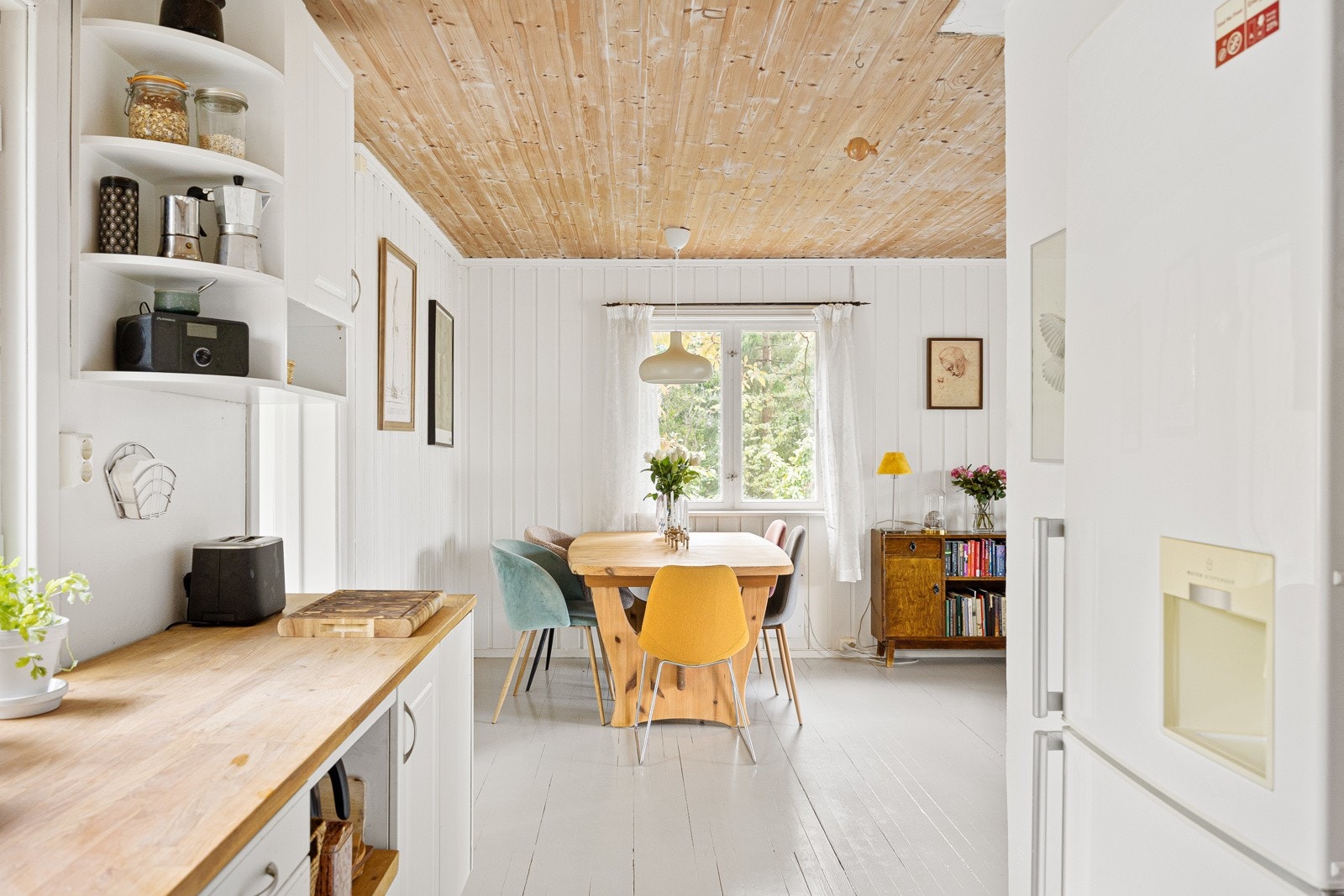 Kjøkken mot spiseplassen. Lyst og luftig! Galleribilde