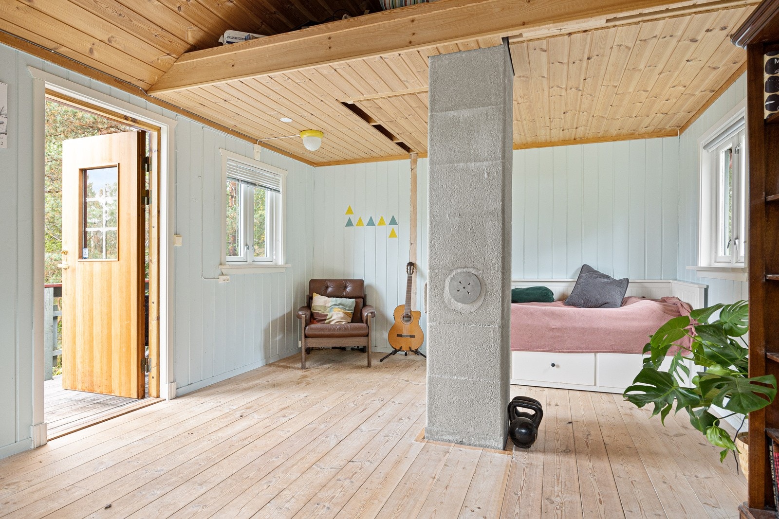 Annekset har en stor stue med god takhøyde og en praktisk hems. Selger har satt inn peisovn i annekset, men ikke koblet på pipeløpet. Galleribilde