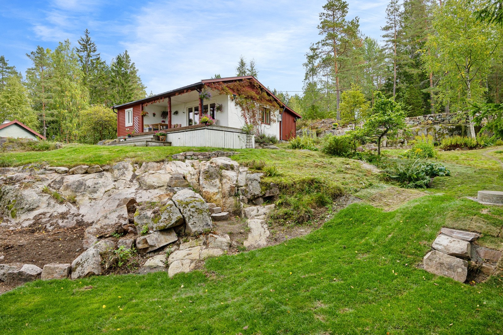 Stille, fredelig og fantastisk fritidseiendom, beliggende i rolige, idylliske og naturskjønne omgivelser. Galleribilde