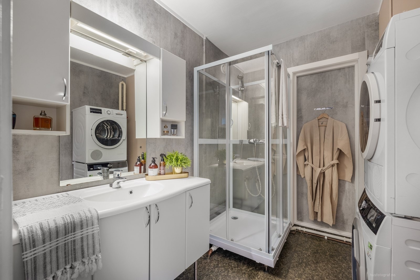 Bad med opplegg for vaskemaskin Galleribilde