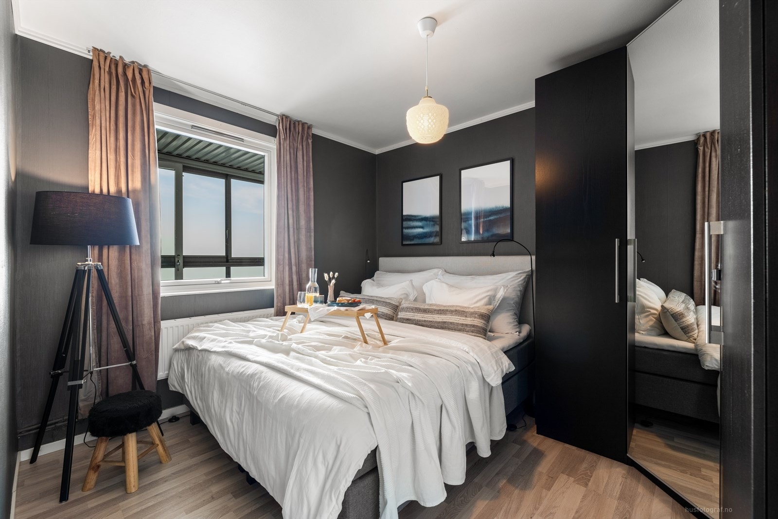 Soverom med store garderobeskap Galleribilde