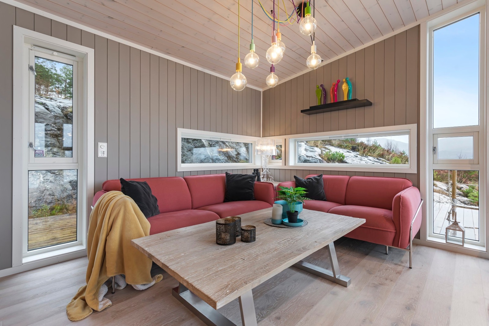 Hytten har parkett på gulv og trepanel på tak og vegger Galleribilde