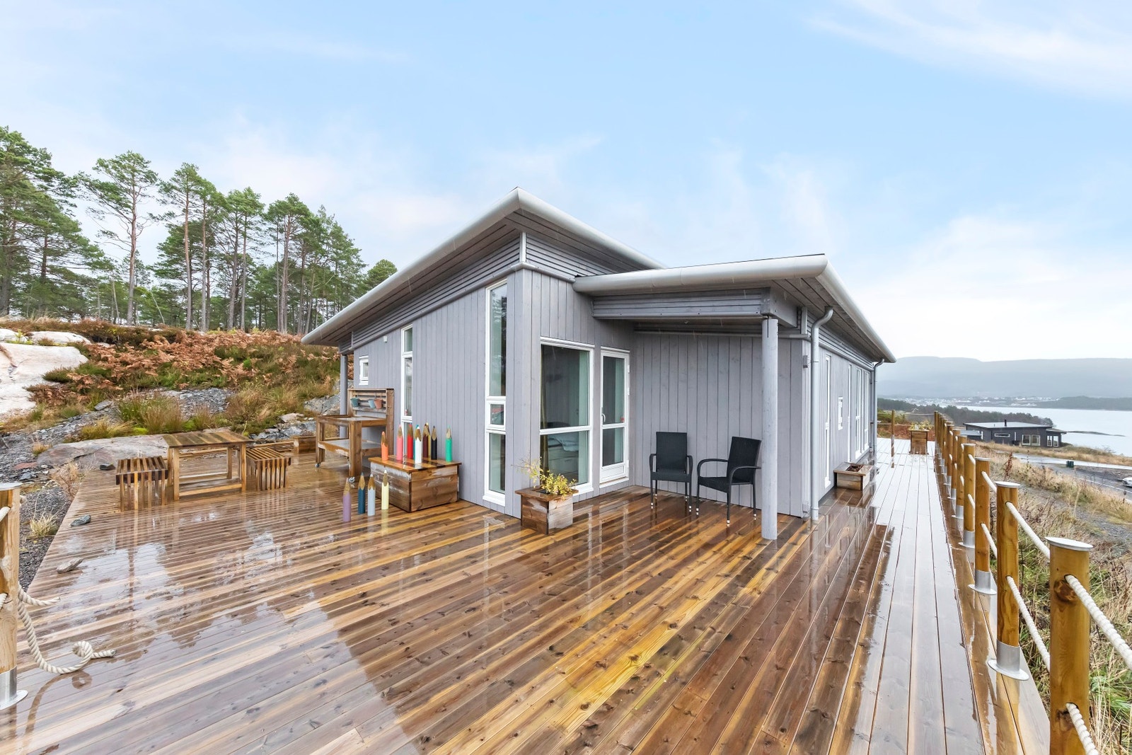 Stor terrasse som strekker seg rundt hytta. Her har man sol fra tidlig om morgen til langt på kveld Galleribilde