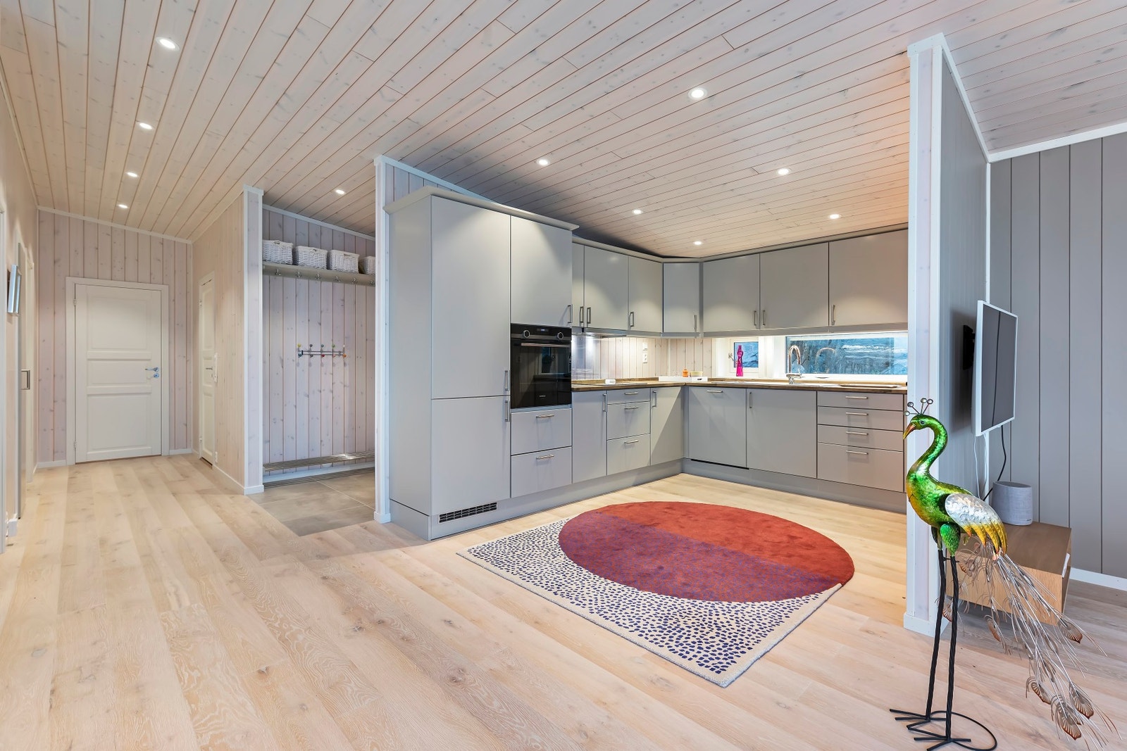 Åpen kjøkkenløsning mot stue og spisestue Galleribilde