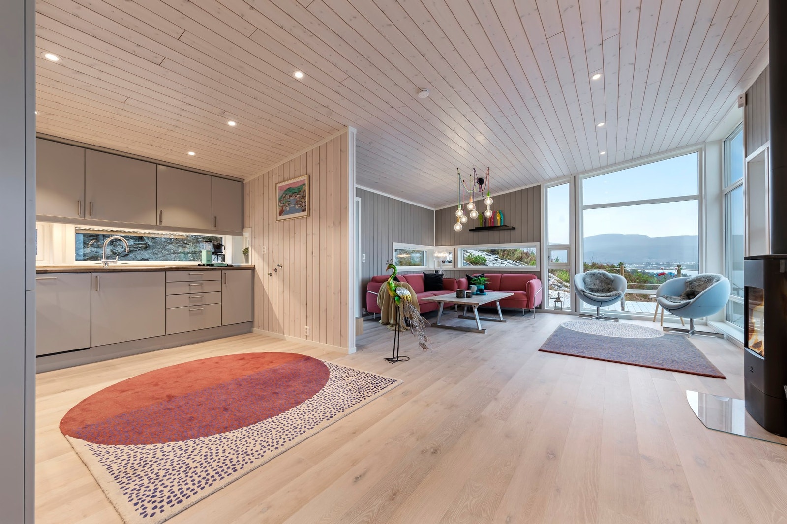 God takhøyde og store vindusflater Galleribilde