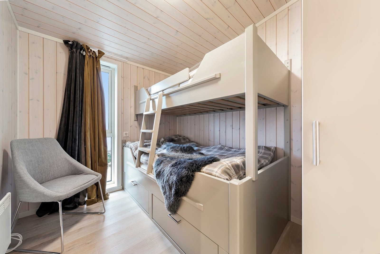 Soverom 2 med håndlaget køyseng Galleribilde