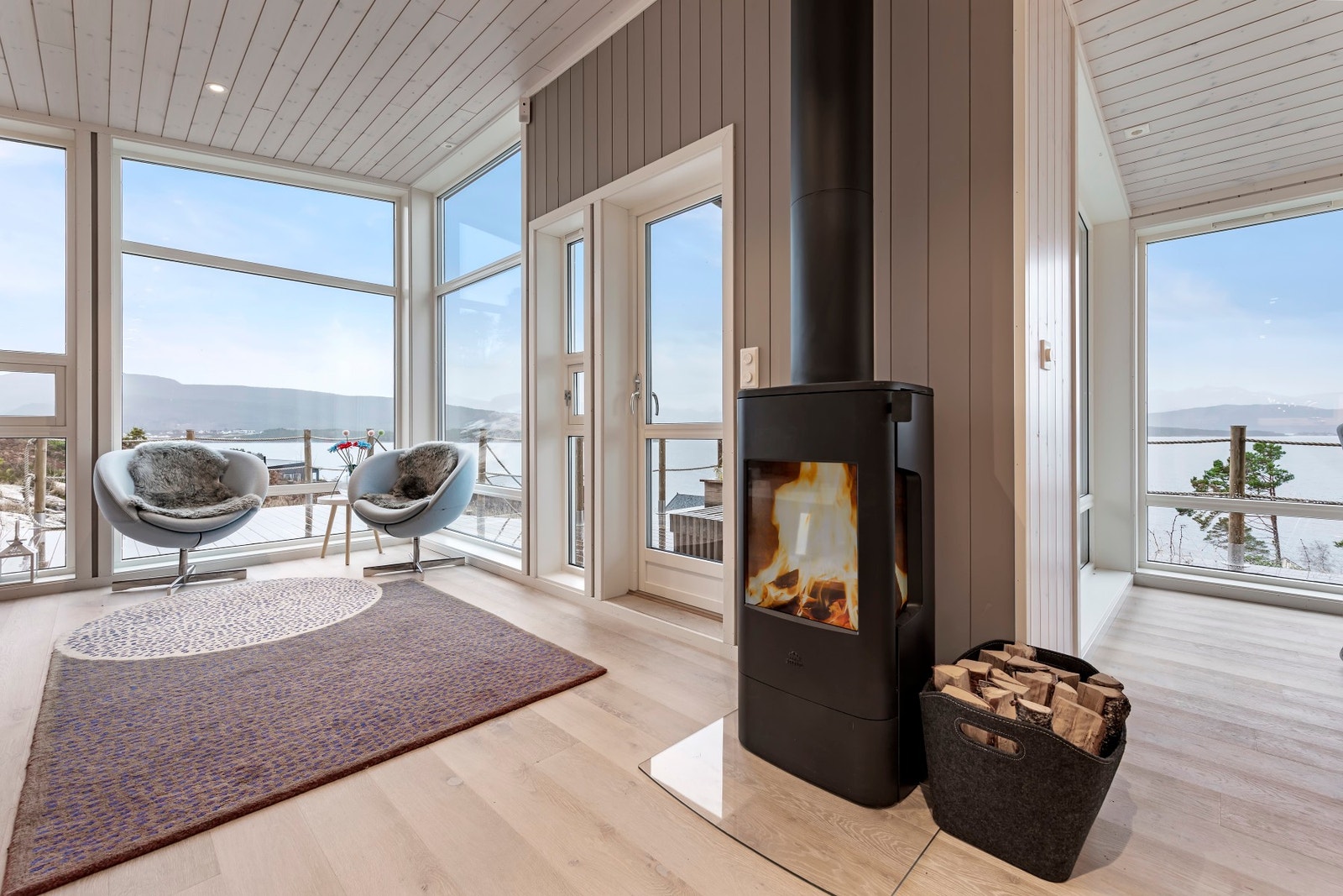 Fine, usjenerte kroker med store vindusflater Galleribilde