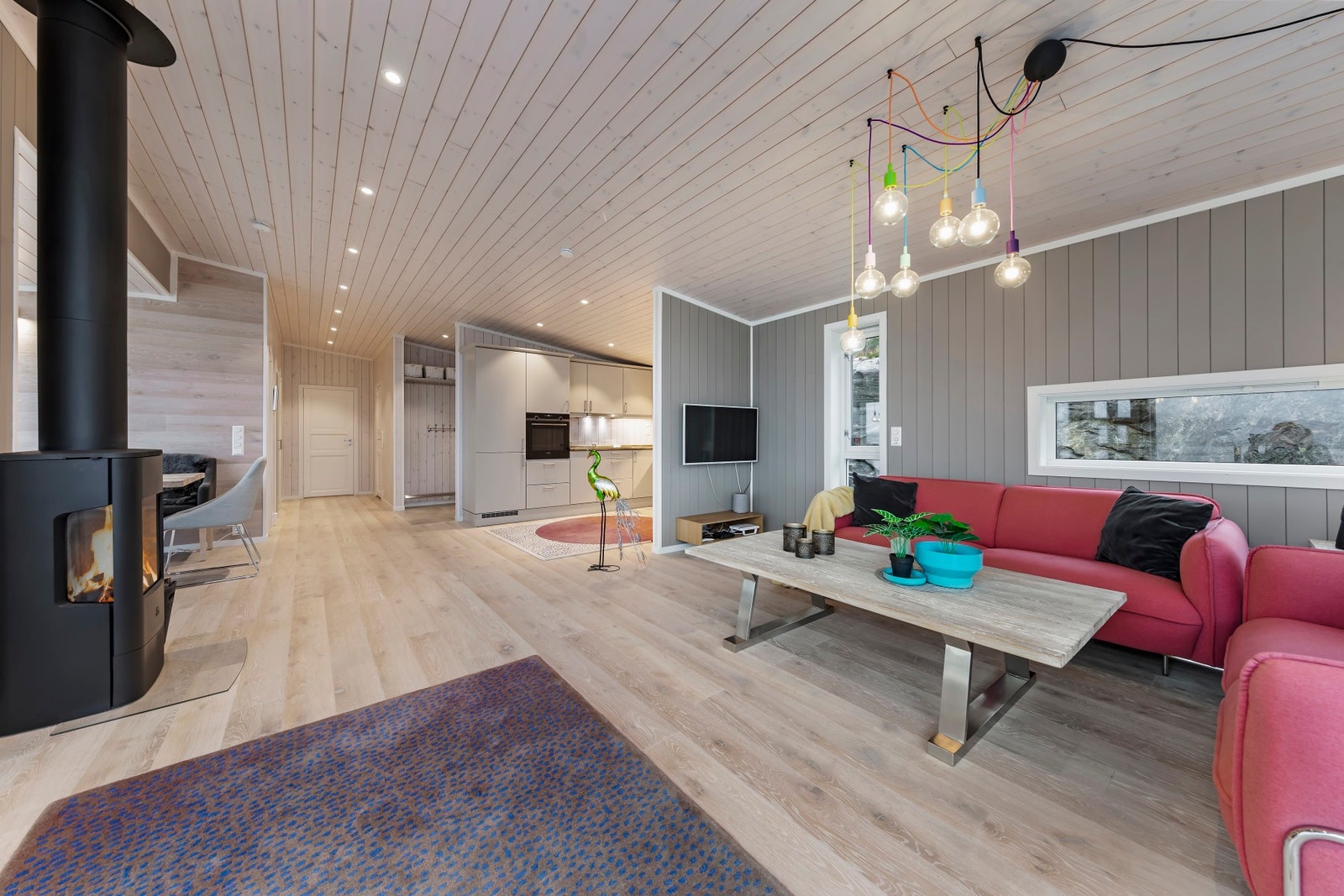 Hytta fremstår som moderne og stilren og har god takhøyde Galleribilde