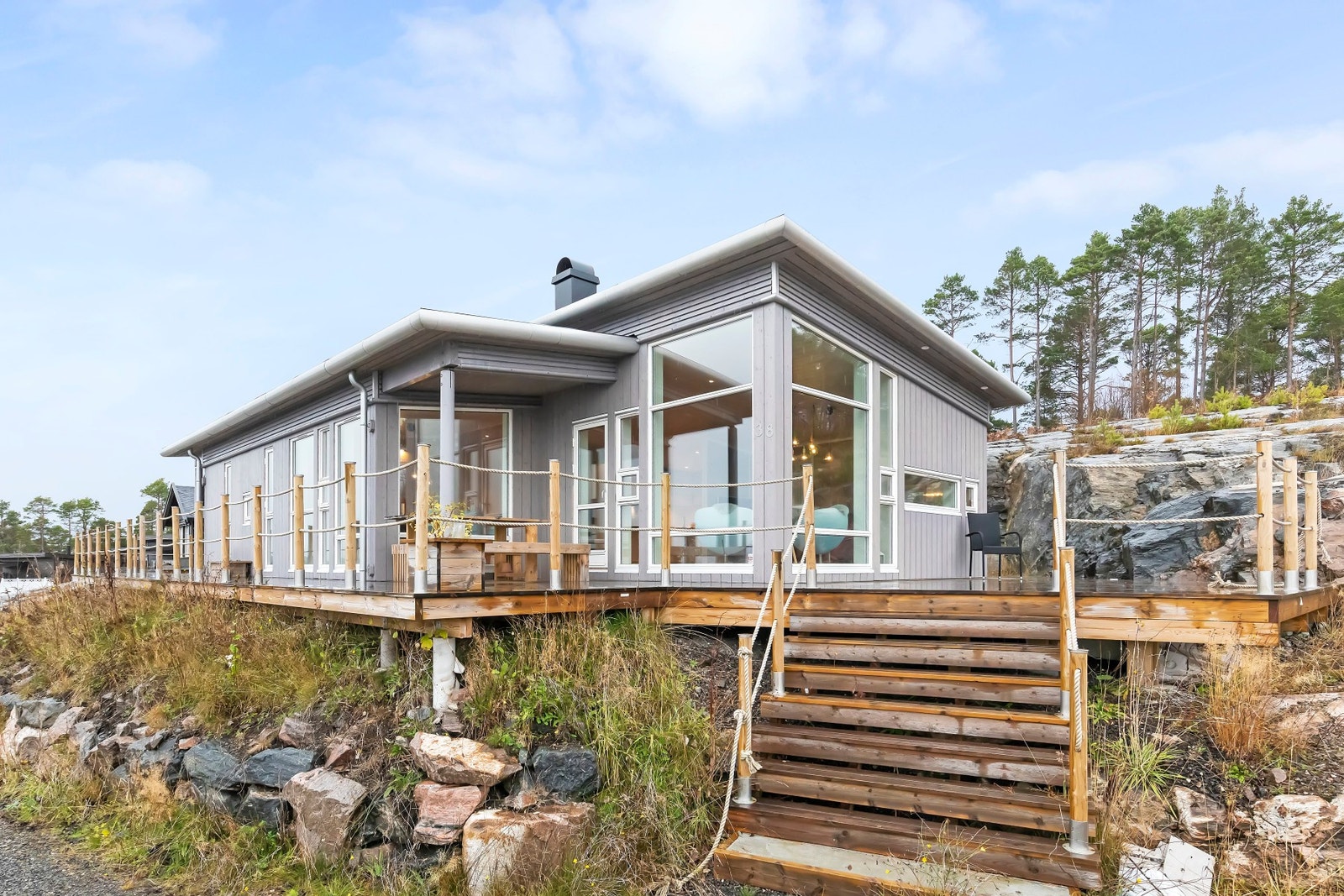 Gruset parkeringsplass rett ved hytta Galleribilde