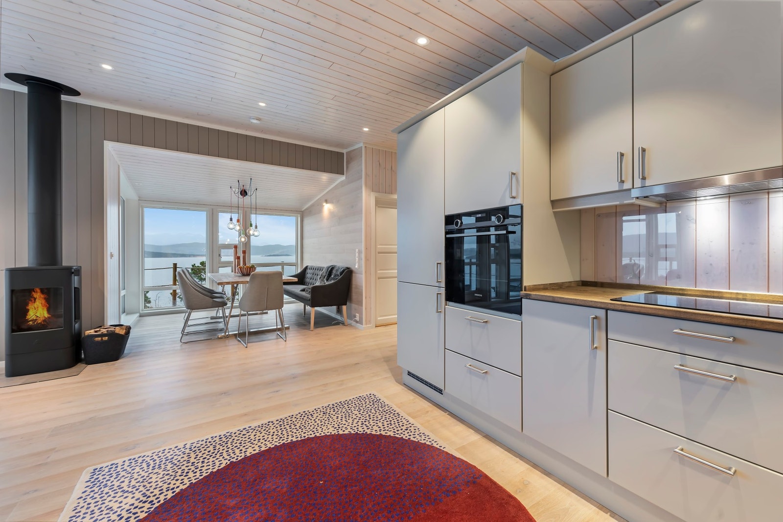 Spisekrok med flott utsikt. Vedovn som varmer godt Galleribilde