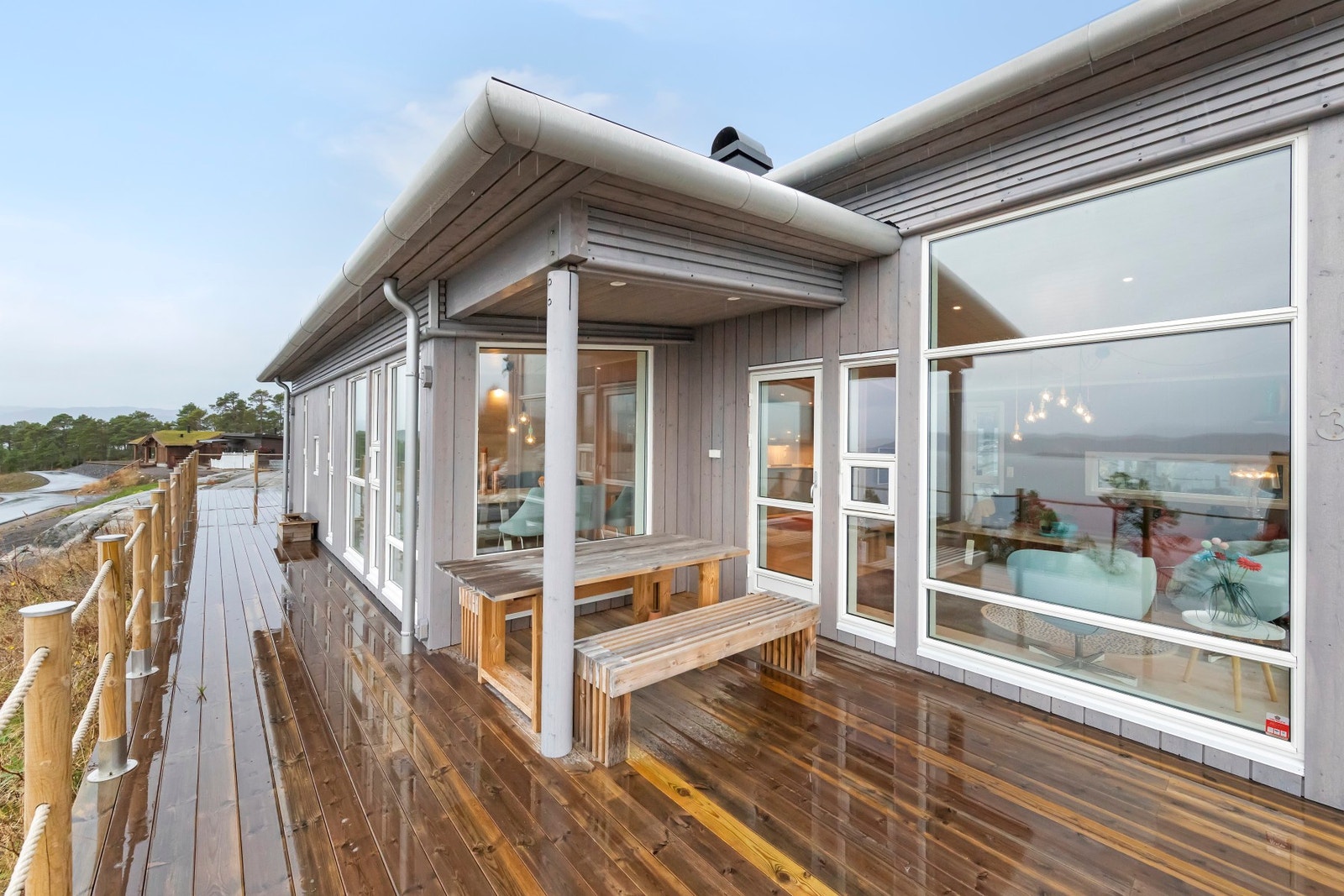 Overbygd areal på terrasse med morgensol Galleribilde