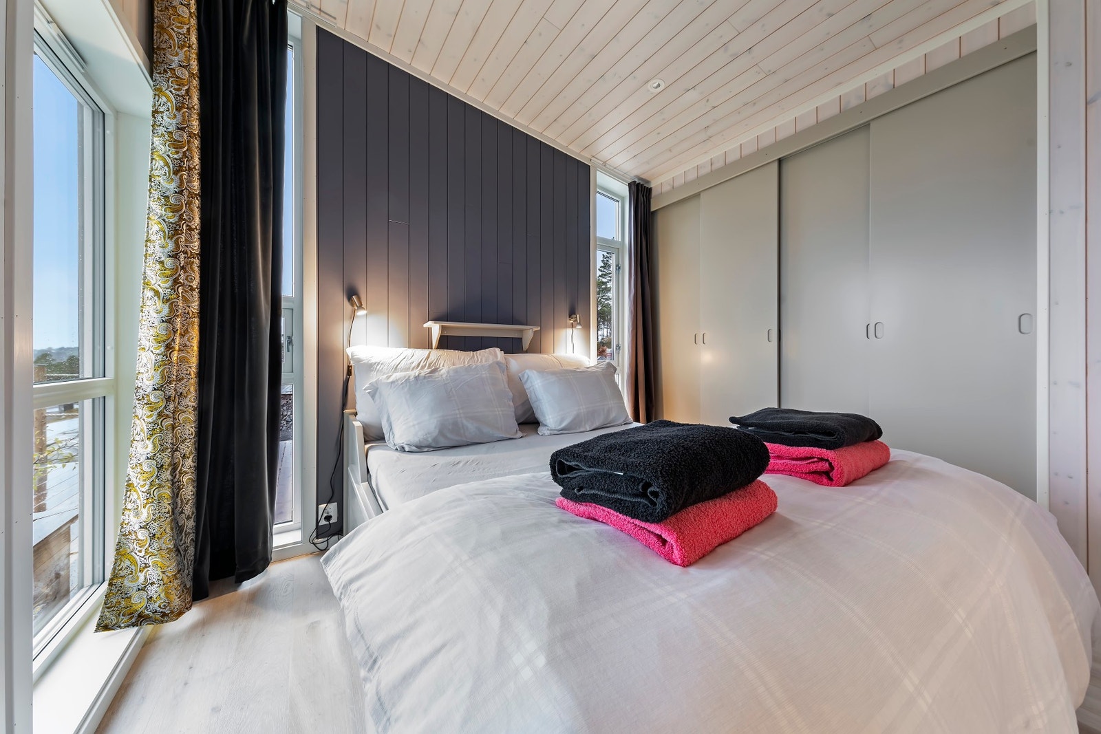 Hovedsoverom med spesialbygde garderobeskap Galleribilde