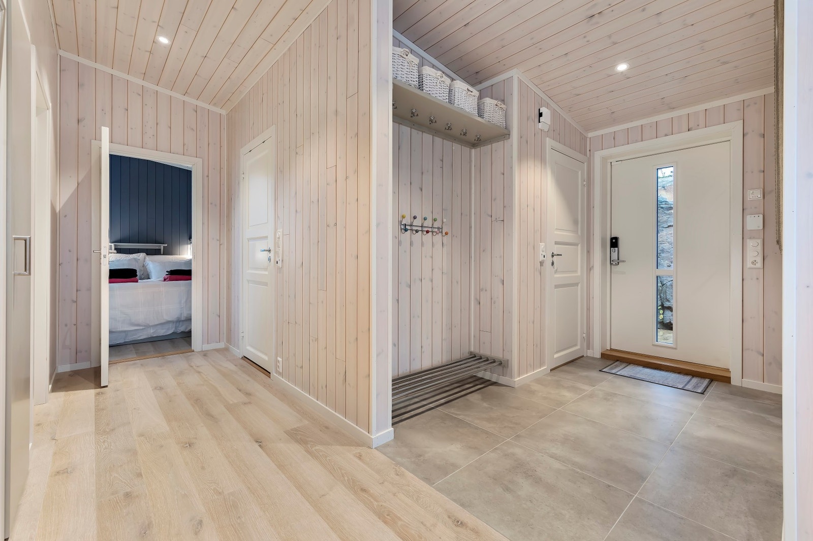 Romslig, flislagt entré med varmekabler i gulv Galleribilde