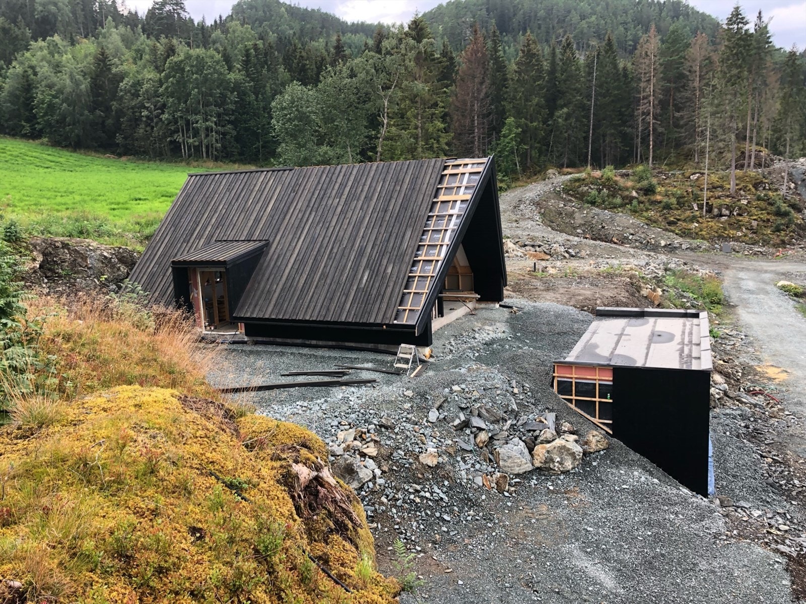 Ahytta under oppføring. Hytta har en god beliggenhet i feltet Galleribilde