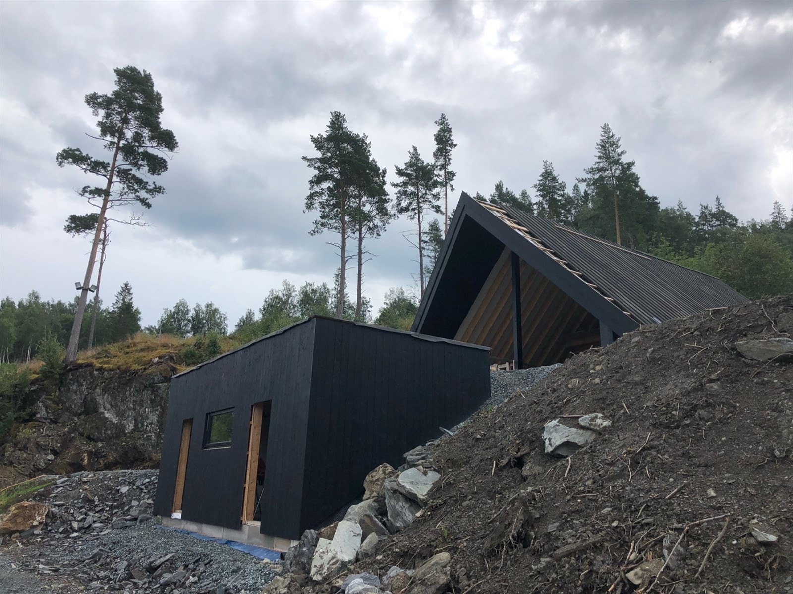 Ahytta med tilhørende bod i front Galleribilde