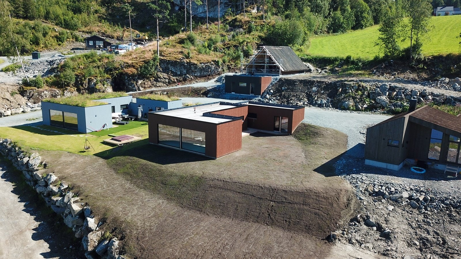 Hytta ligger godt plassert i feltet med flott utsikt Galleribilde