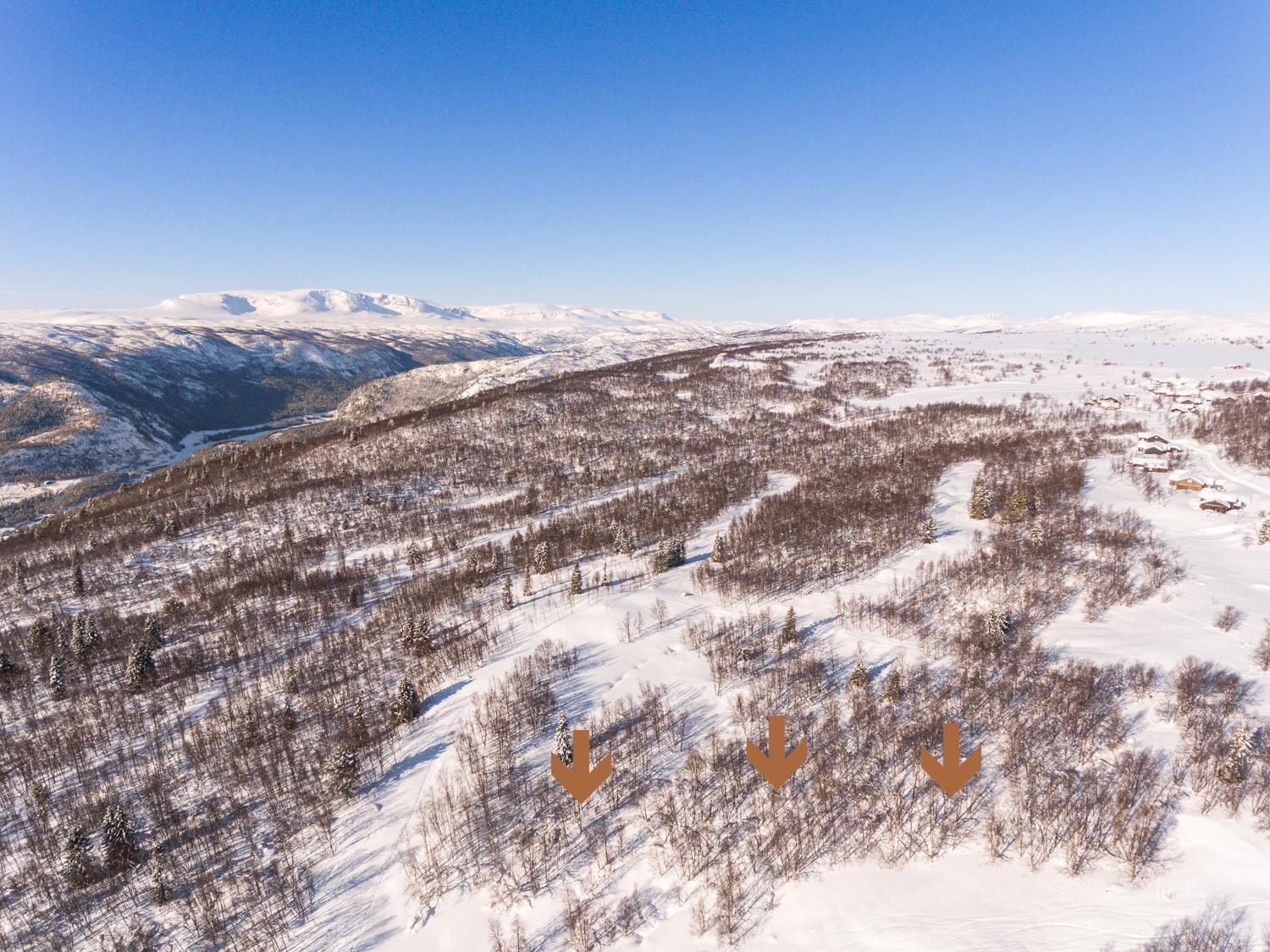 Pilen viser tre tomter for salg. Ta kontakt for mer info. Det selges en tomt av gangen. Priser fra 1.200.000 - 1.350.000,- pr tomt. Galleribilde